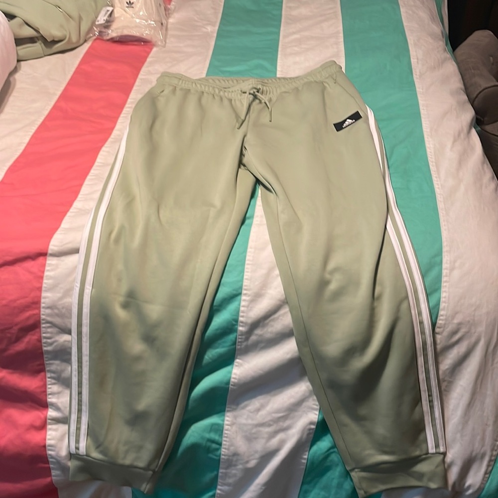 Adidas joggers L